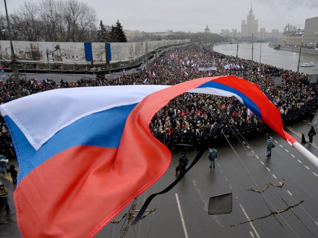 Milhares de pessoas participam neste domingo (01) no centro de Moscou de uma manifestação em homenagem ao líder opositor Boris Nemtsov, assassinado na sexta-feira na capital