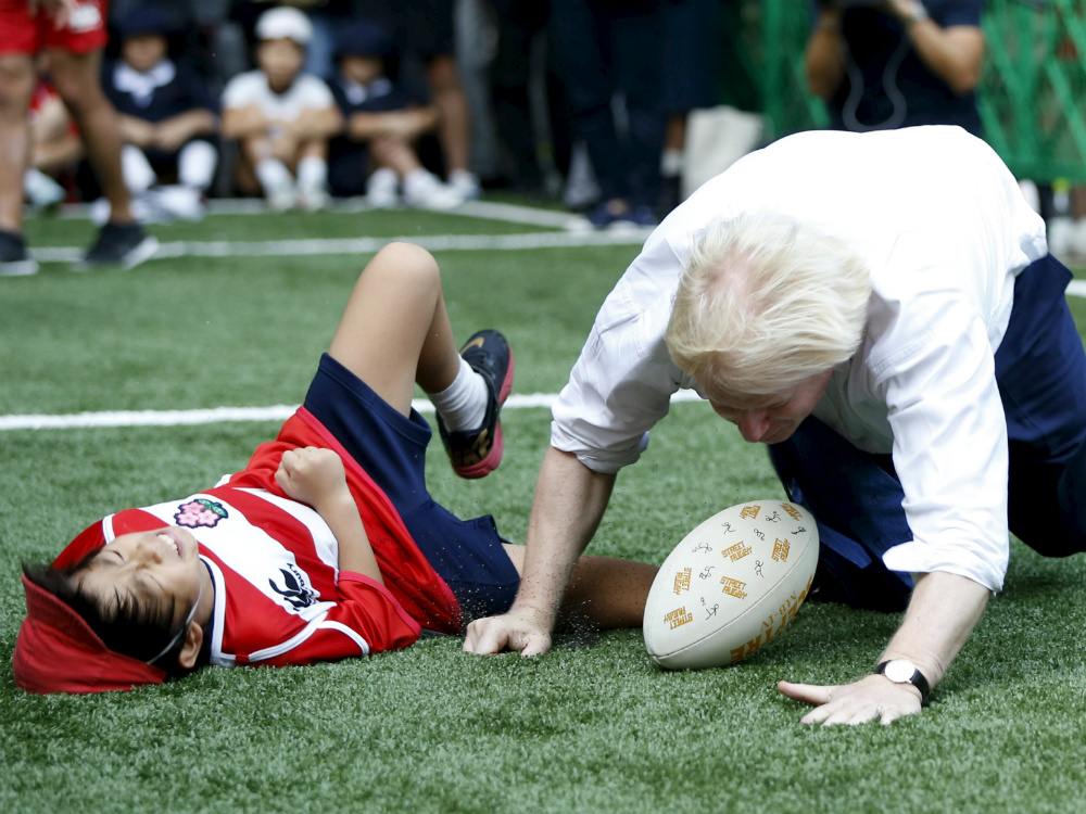 O prefeito de Londres, Boris Johnson, em uma partida de rugby com crianças