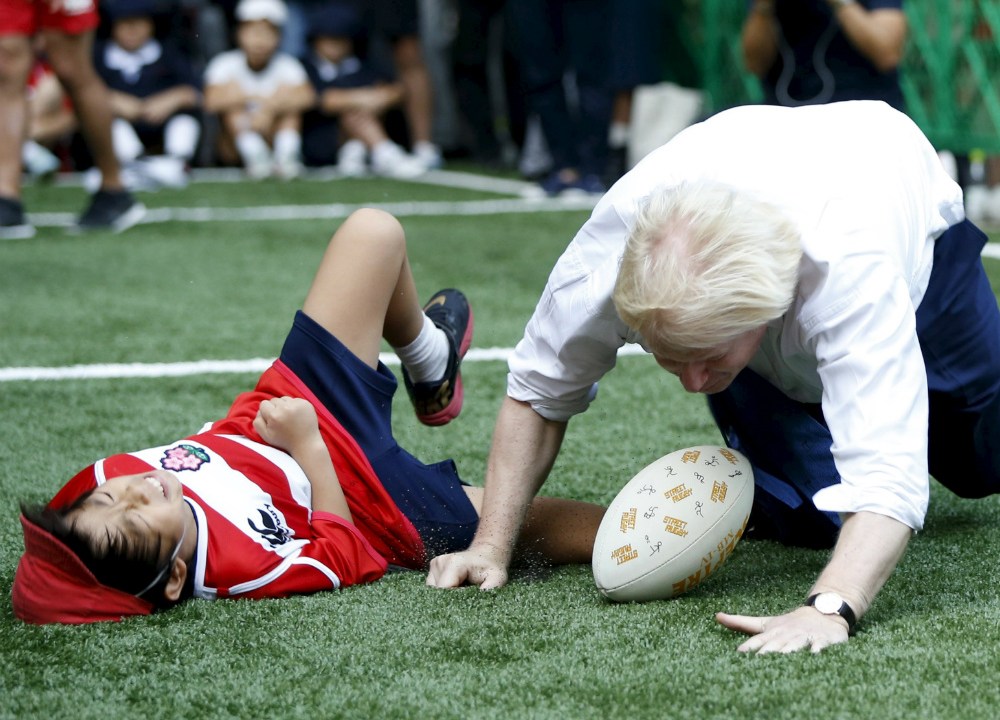 O prefeito de Londres, Boris Johnson, em uma partida de rugby com crianças