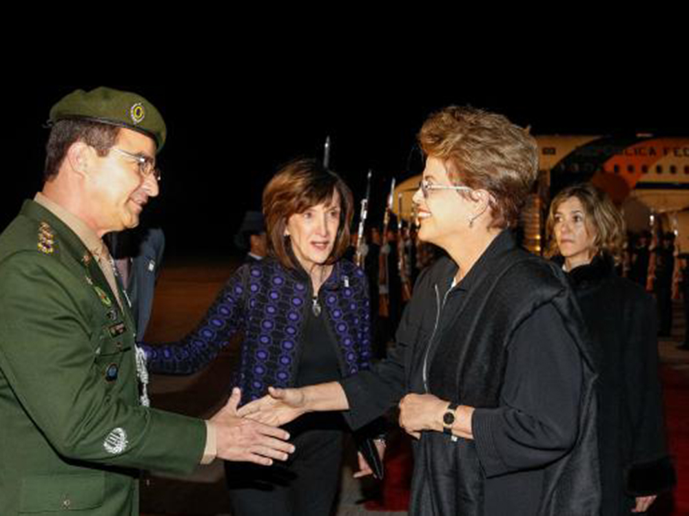 Na chegada a Bogotá, na noite desta quinta-feira (8), a presidenta Dilma Rousseff foi recebida com honras militares