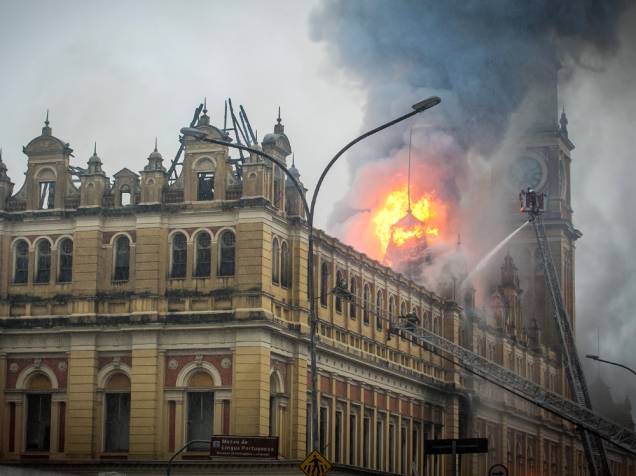 Incêndio atinge o Museu da Língua Portuguesa, no centro de São Paulo Incêndio atinge o Museu da Língua Portuguesa, no centro de São Paulo