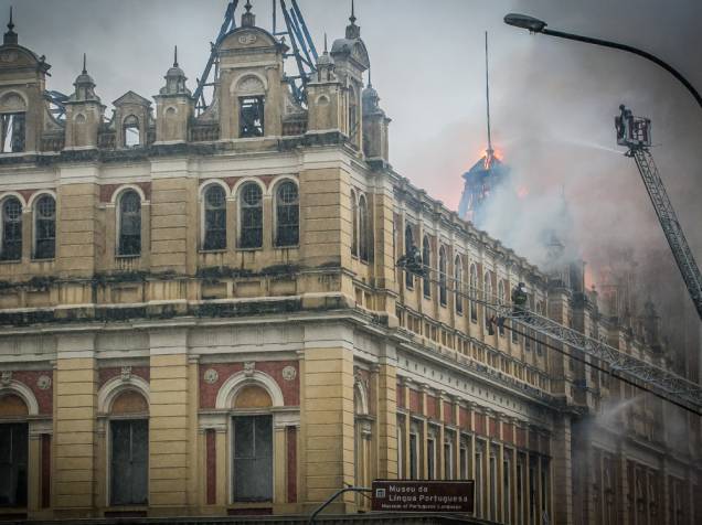 Incêndio atinge o Museu da Língua Portuguesa, no centro de São Paulo Incêndio atinge o Museu da Língua Portuguesa, no centro de São Paulo