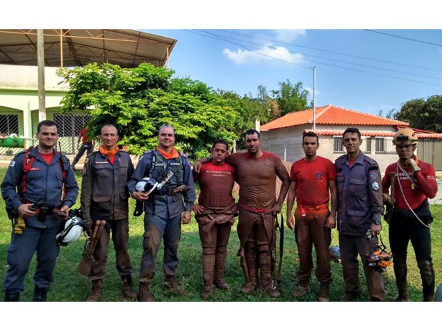 Equipe dos bombeiros trabalha na busca de vítimas após rompimento de barragem que cobriu de lama e detritos de mineração o distrito de Bento Rodrigues, em Mariana (MG)