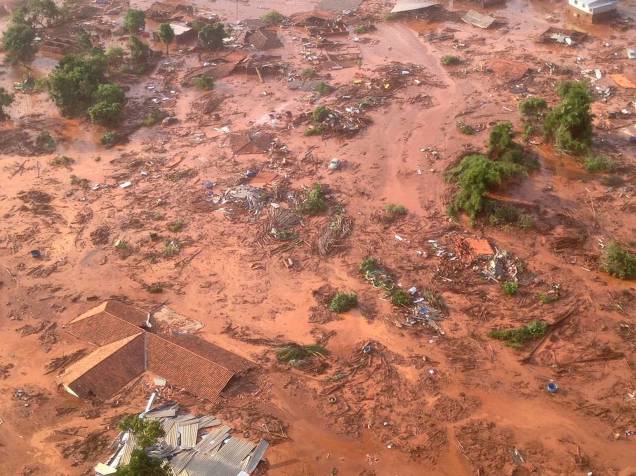 Barreira da mineradora Samarco se rompeu no distrito de Bento Rodrigues, entre Mariana e Ouro Preto, no interior de Minas Gerais - 05/11/2015