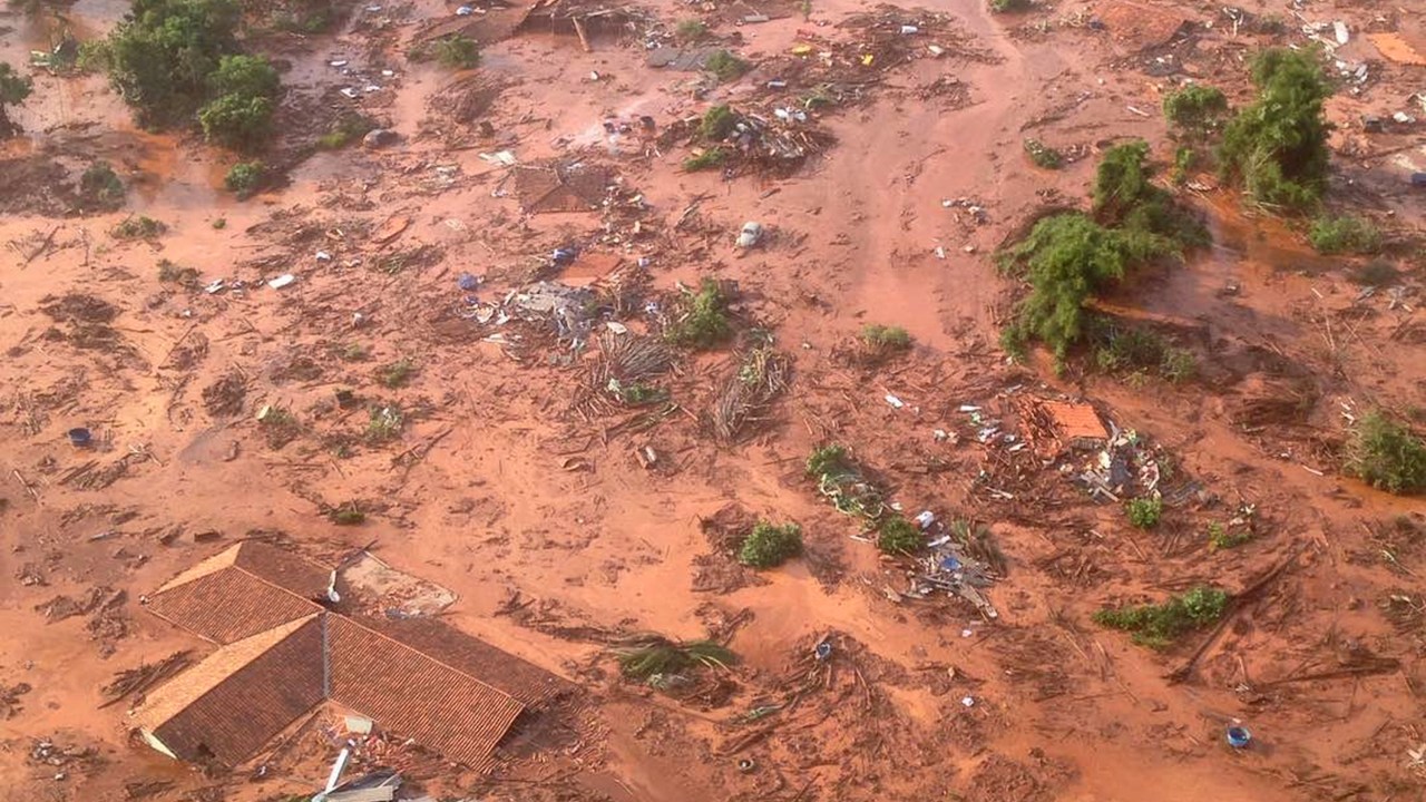 Barreira da mineradora Samarco se rompeu no distrito de Bento Rodrigues, entre Mariana e Ouro Preto, no interior de Minas Gerais - 05/11/2015