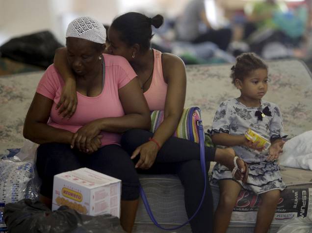Família senta em um abrigo em Bento Rodrigues, distrito de Mariana atingido pela enxurrada de lama após o rompimento de uma barragem da mineradora Samarco, em Minas Gerais