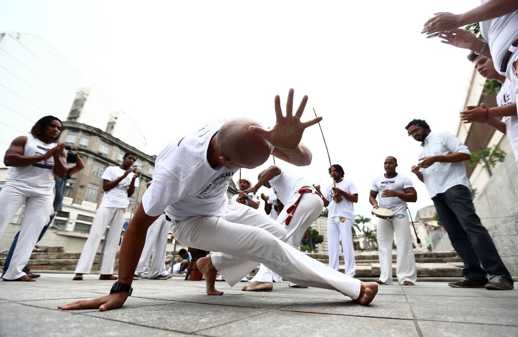 Roda de Capoeira, organizada pelo Instituto do Patrimônio Histórico e Artístico Nacional (Iphan), na Praça do Valongo, centro do Rio, celebra ao receber, da Unesco, o título de Patrimônio Cultural Imaterial da Humanidade