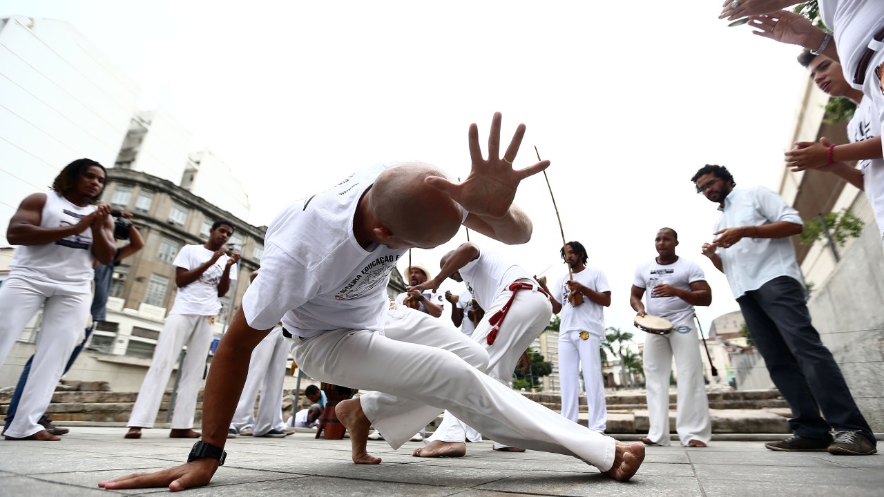 Roda de Capoeira, organizada pelo Instituto do Patrimônio Histórico e Artístico Nacional (Iphan), na Praça do Valongo, centro do Rio, celebra ao receber, da Unesco, o título de Patrimônio Cultural Imaterial da Humanidade