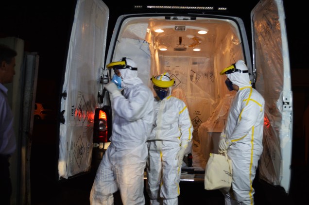 O paciente com suspeita de ebola foi transferido de Cascavel (PR) para o Rio de Janeiro por volta das 5h desta sexta-feira (10) O paciente com suspeita de ebola foi transferido de Cascavel (PR) para o Rio de Janeiro por volta das 5h desta sexta-feira (10)