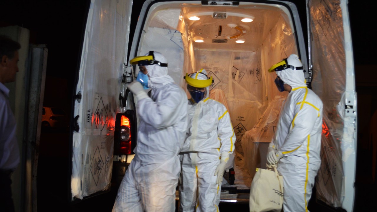 O paciente com suspeita de ebola foi transferido de Cascavél (PR) para o Rio de Janeiro por volta das 5h desta sexta-feira (10)
