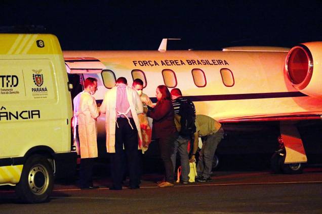 O paciente Souleymane Bah, 47 anos, embarca em avião da FAB no aeroporto municipal Coronel Adalberto Mendes da Silva, em Cascavel (PR)