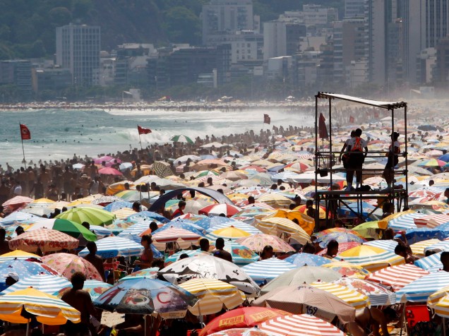 <p>Com intenso calor, a Praia de Ipanema, no Rio de Janeiro, recebe moradores e turistas nesta terça-feira (20)</p>