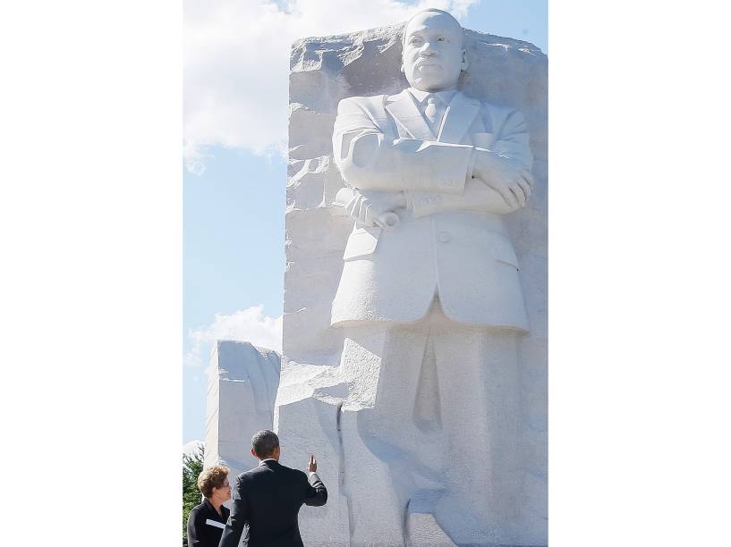 <p>Presidente Dilma Rousseff acompanhada do presidente dos Estados Unidos, Barack Obama, em visita ao memorial de Martin Luther King, em Washington DC - 29/06/2015</p>
