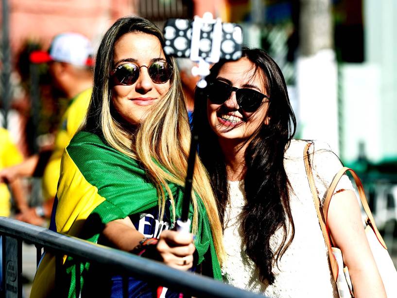 Garotas fazem selfie durante concentração na Arena do Palmeiras