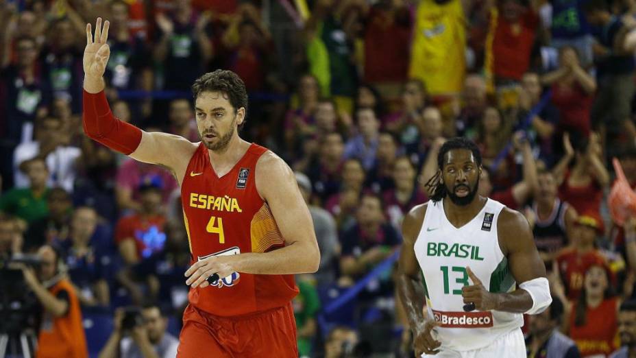 Pau Gasol comemora cesta de três pontos no jogo entre Espanha e Brasil, pelo Mundial de basquete, em Granada