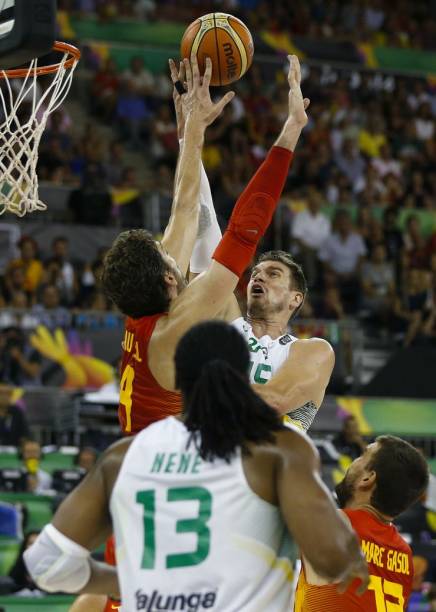 Tiago Splitter e Pau Gasol disputam bola no jogo entre Espanha e Brasil, pelo Mundial de basquete, em Granada