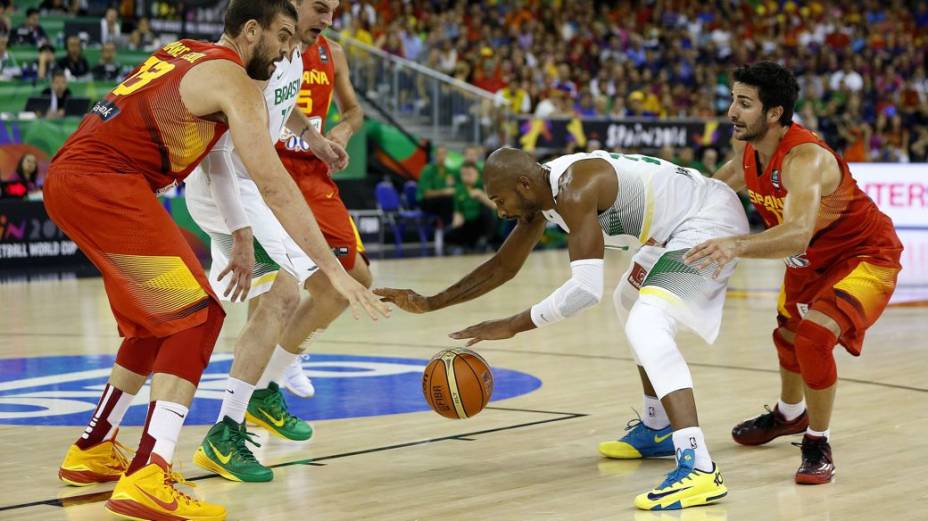 Lance do jogo entre Espanha e Brasil, pelo Mundial de basquete, em Granada