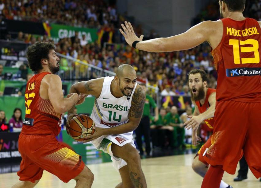 Lance do jogo entre Espanha e Brasil, pelo Mundial de basquete, em Granada