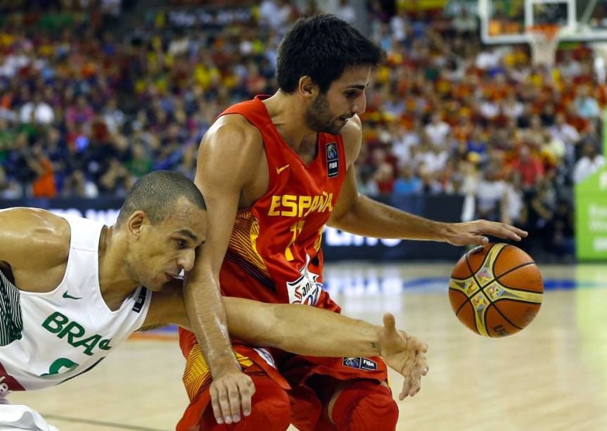 Ricky Rubio e Alex Garcia disputam bola no jogo entre Espanha e Brasil, pelo Mundial de basquete, em Granada