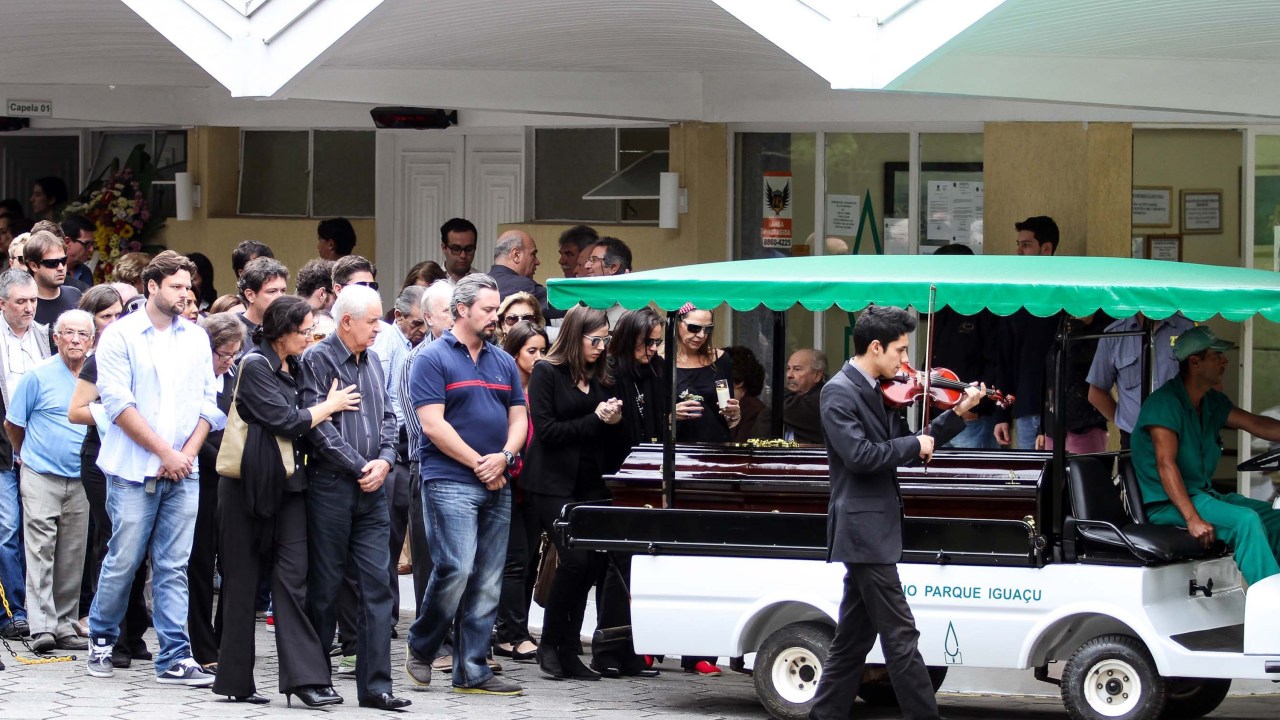 O corpo de Rodrigo Gularte deixa capela para ser enterrado no cemitério Parque Iguaçu, em Curitiba (PR), na tarde deste domingo