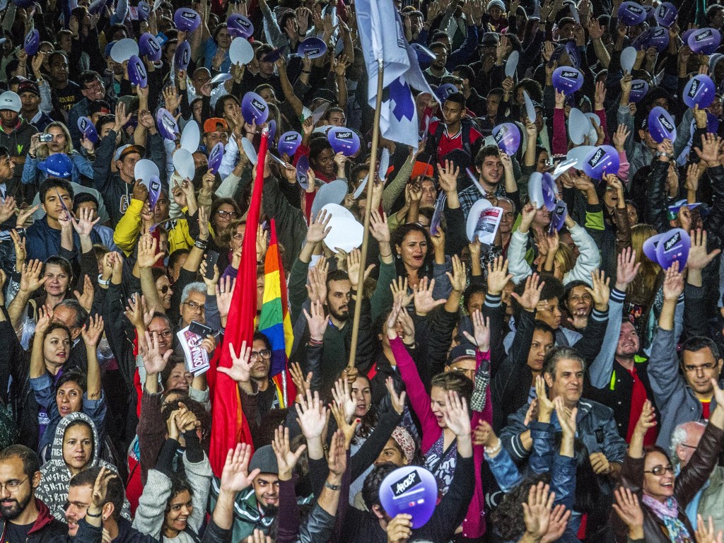 Professores estaduais suspendem greve em assembleia no vão livre do Masp, em São Paulo
