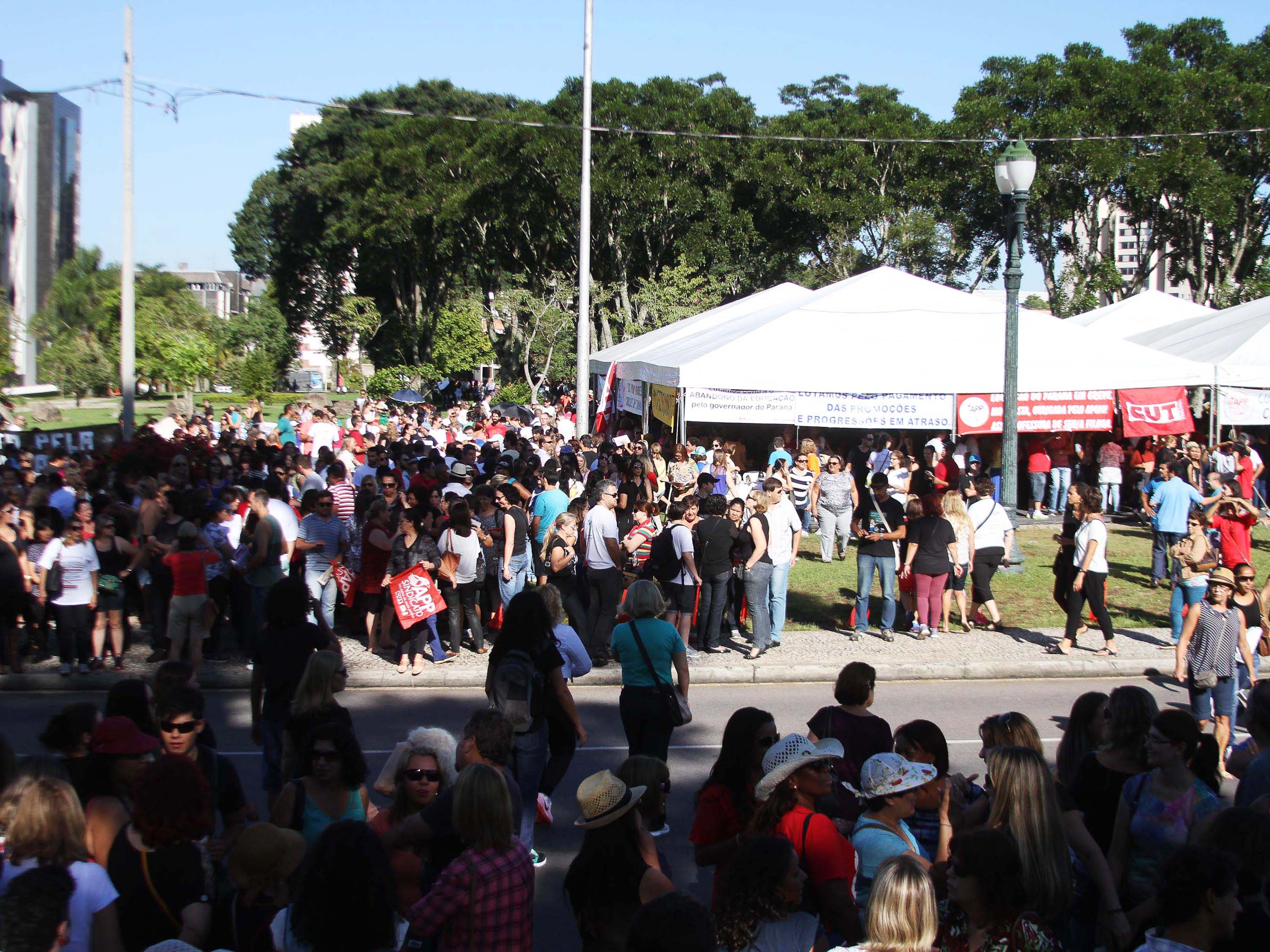 Cerca de dois mil servidores da educação se concentram no centro cívico em Curitiba (PR), em frente ao Palácio do Iguaçu, sede do governo do Estado. Os professores da rede estadual de ensino do Paraná deram inÌcio à greve e paralisaram as atividades - 09/02/2015