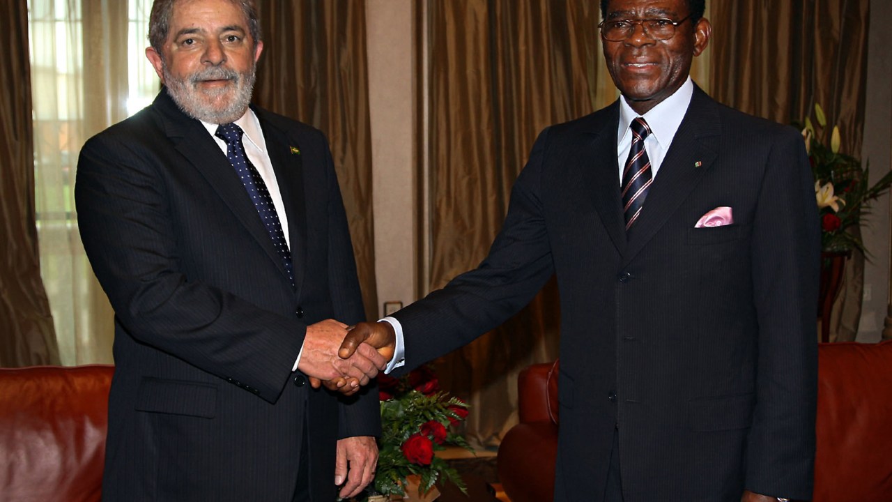 O ex-presidente Lula cumprimenta o ditador de Guiné Equatorial Teodoro Obiang Nguema durante encontro em 2010