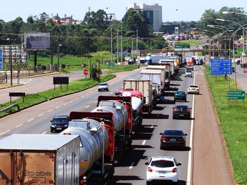 Caminhoneiros realizam protesto em várias rodovias do Paraná, imagens da região de Maringá (PR) - 22/02/2015