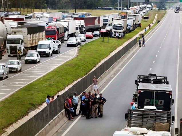 Policiais Federais conversam com caminhoneiros durante protesto contra a alta no preço do combustível que fecha rodovia BR-116, em Curitiba (PR) - 23/02/2015