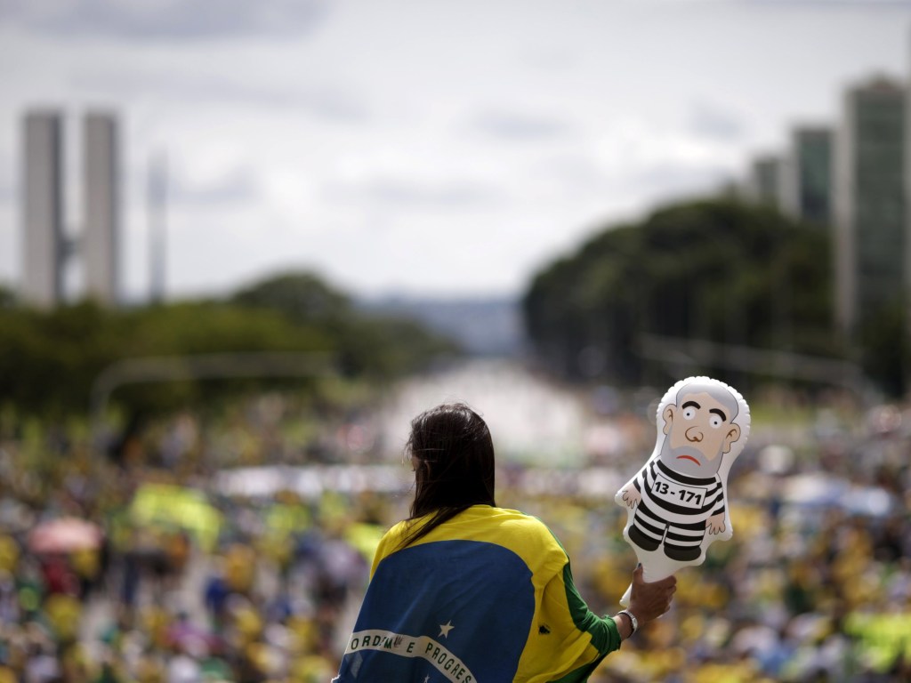 Manifestantes protestam pedindo o impeachment da presidente Dilma Rousseff, nos arredores do Congresso Nacional, em Brasília
