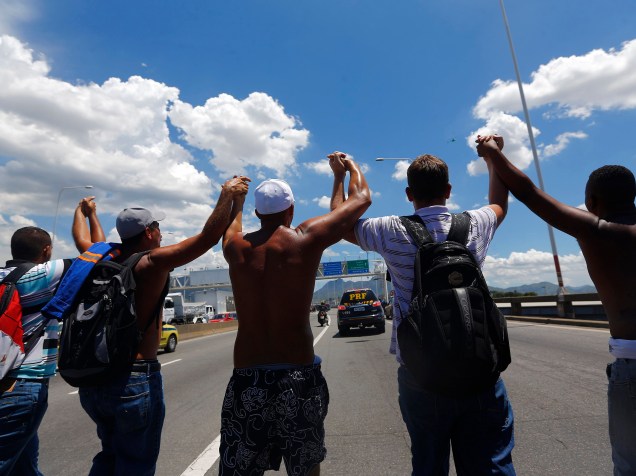 Funcionários de construtoras do Comperj marcharam sobre ponte Rio-Niterói em direção ao edifício da Petrobras, no centro do Rio - 10/02/2015
