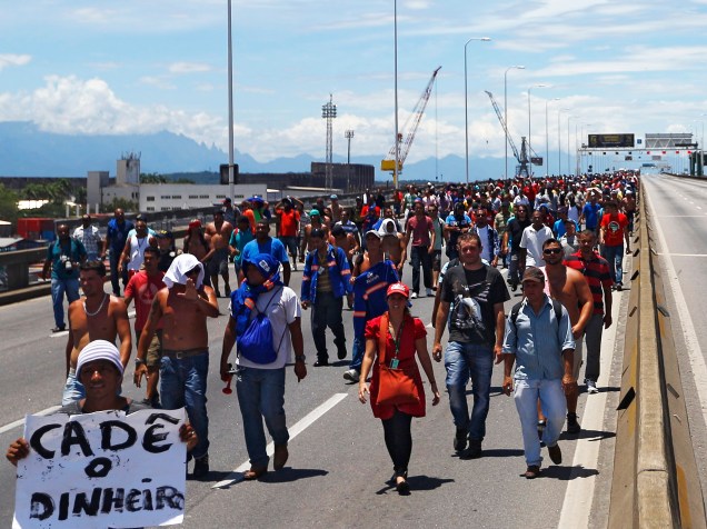 Funcionários de construtoras do Comperj marcharam sobre ponte Rio-Niterói em direção ao edifício da Petrobras, no centro do Rio - 10/02/2015