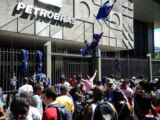Trabalhadores do Comperj protestam em frente à sede da Petrobras, no centro do Rio - 10/02/2015