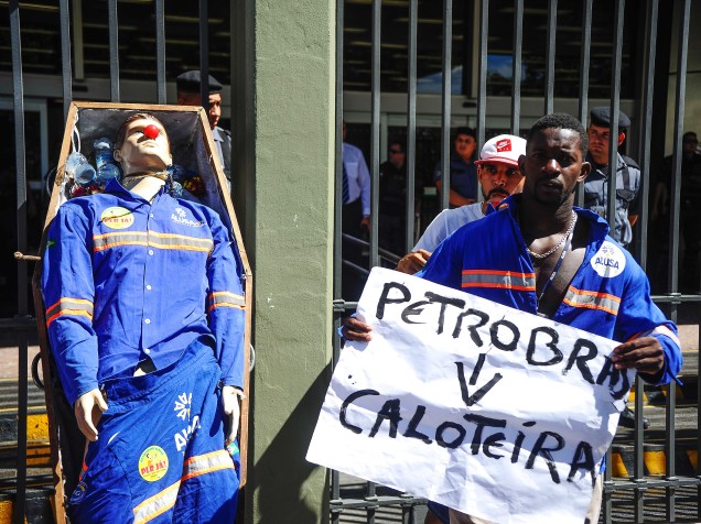 Trabalhadores do Comperj protestam em frente à sede da Petrobras, no centro do Rio - 10/02/2015