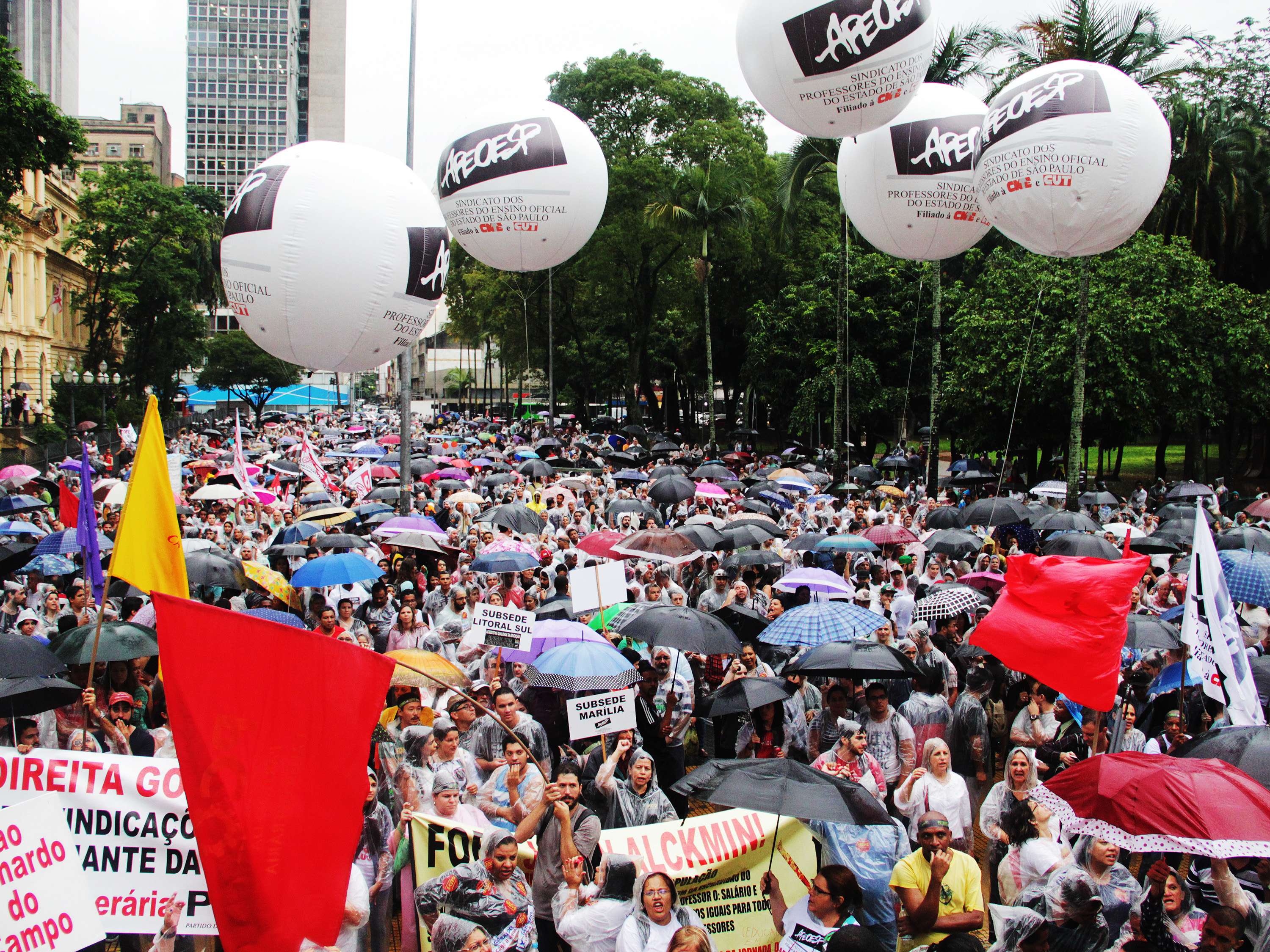 Professores da rede estadual paulista de ensino chegam à Praça da República na região central de São Paulo, onde fica a sede da Secretaria de Educação, após terem saído em passeata do vão livre do Masp, na Avenida Paulista - 20/03/2015