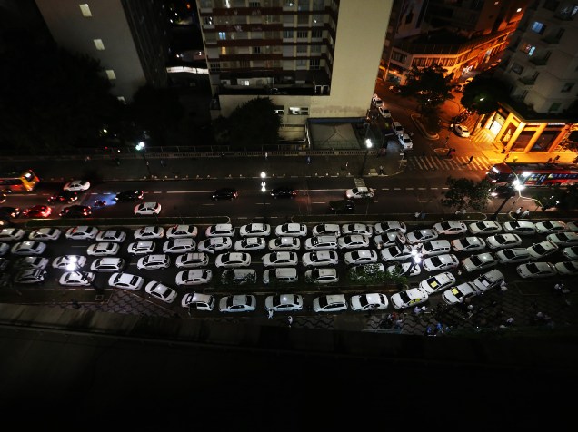 Concentração de taxistas em frente à Câmara Municipal de São Paulo, no centro da cidade, onde vereadores votam sobre a proibição do aplicativo Uber - 30/06/2015