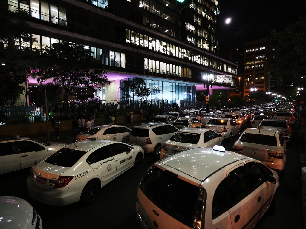 Concentração de taxistas em frente à Câmara Municipal de São Paulo, no centro da cidade: aprovação em peso do projeto que proíbe o Uber