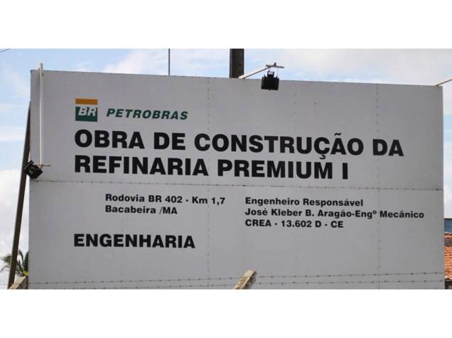 Placa na entrada principal da Refinaria Premium I, da Petrobras em Bacabeira, no Maranhão - 06/02/2015