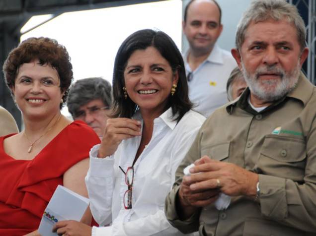 A então ministra-chefe da Casa Civil Dilma Rousseff, a governadora do Maranhão Roseana Sarney e o ex-presidente Lula durante lançamento da pedra fundamental da Refinaria Premium I no Maranhão em 2010