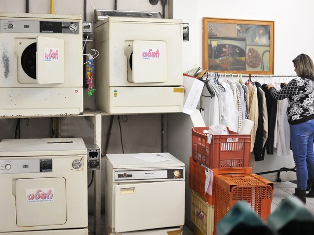 Lana Cristina, proprietária da lavanderia Center Uósh, localizada dentro do Edifício Copan, recebe em média 300 peças de roupa por dia, fora o que vem por quilo