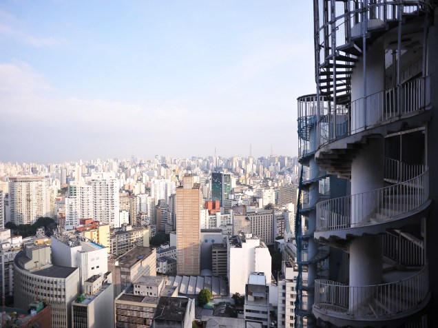 O edifício Copan possui 115 metros de altura, 35 andares (incluindo três comerciais), além de dois subsolos, e 1160 apartamentos distribuídos em seis blocos, sendo considerado o maior edifício residencial da América Latina
