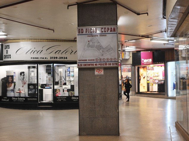 A área comercial no térreo possui 72 lojas e um cinema, o antigo Cine Copan, que funcionou até 1986 e posteriormente foi ocupado pela igreja Renascer em Cristo, que desde março de 2008 se encontra interditada