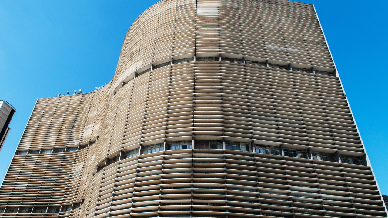 O Copan é um dos mais importantes edifícios da cidade de São Paulo (SP). Foi projetado por Oscar Niemeyer e é bastante conhecido por sua geometria sinuosa, que lembra uma onda