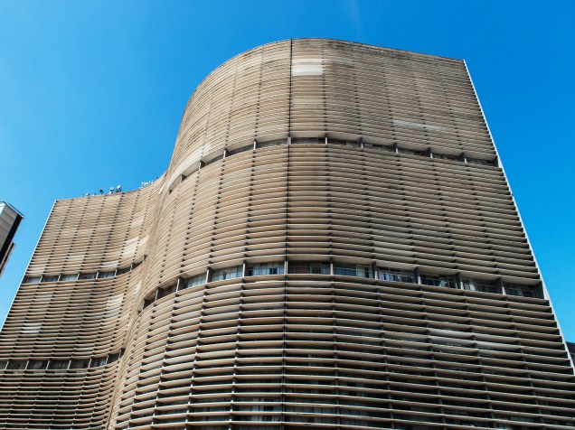  O Copan é um dos mais importantes edifícios da cidade de São Paulo (SP). Foi projetado por Oscar Niemeyer e é bastante conhecido por sua geometria sinuosa, que lembra uma onda
