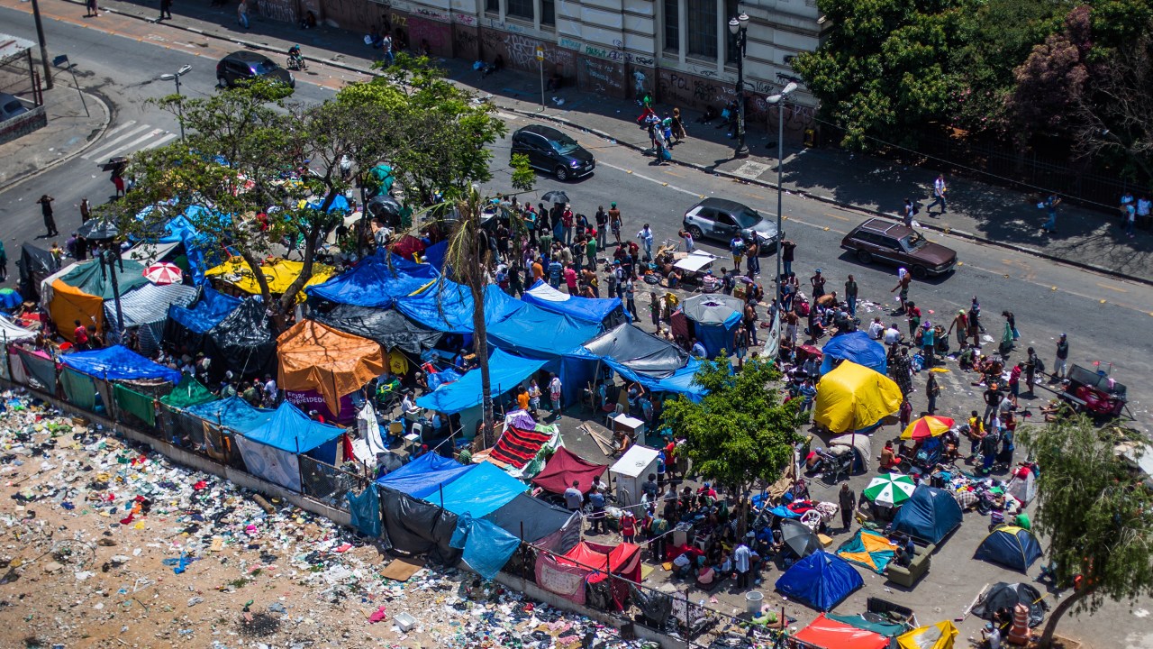Usuários de crack se aglomeram em torno de barracos reinstalados na cracolândia, na esquina das ruas Cleveland com Helvétia, no centro de São Paulo
