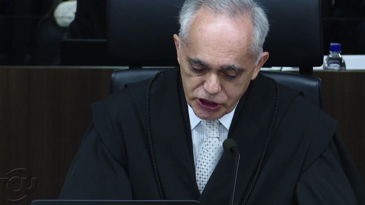 O ministro do TCU Raimundo Carreiro durante sessão extraordinária de apreciação das Contas do Governo relativas ao ano de 2014