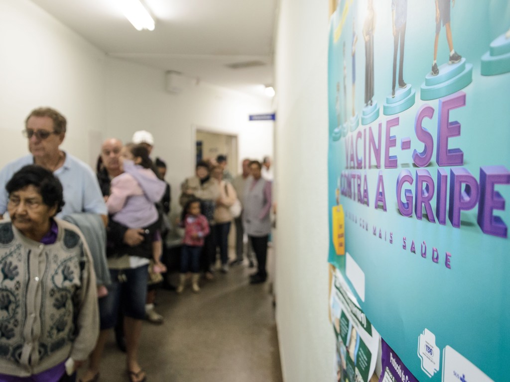 Pessoas são vacinadas contra a gripe H1N1, em uma unidade básica de saúde na cidade de Franca, no interior de São Paulo