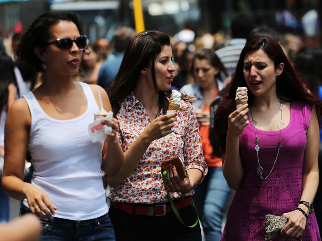 <p>Sorvetes e bebidas geladas são opções escolhidas pelos paulistanos para fugir do calor</p>
