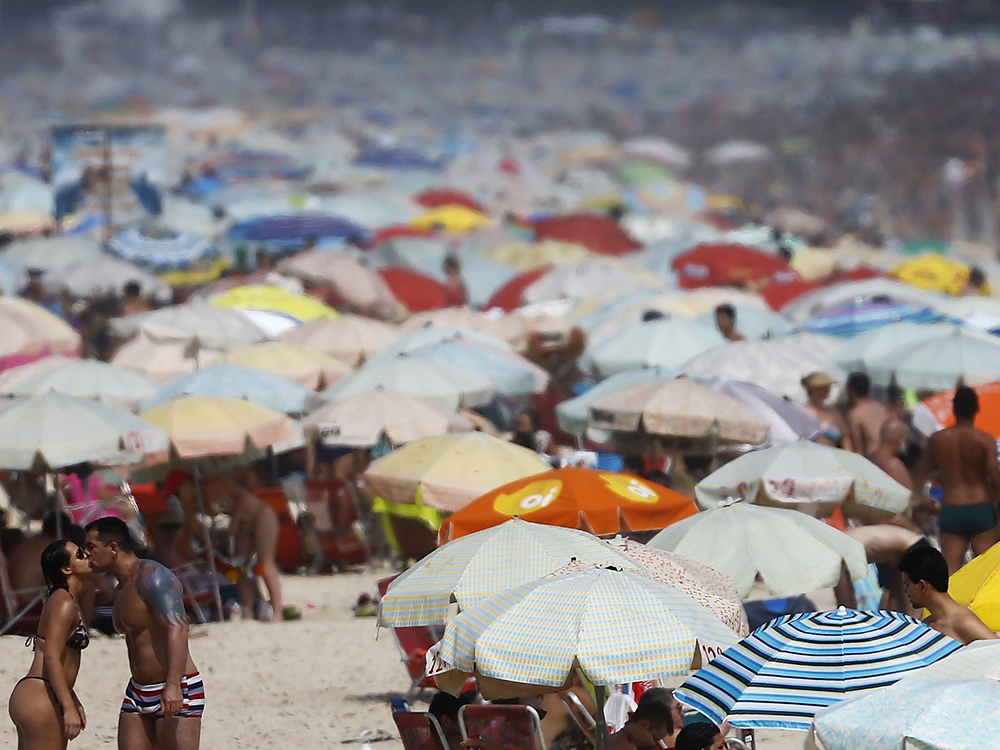 Praia de Ipanema, no Rio de Janeiro, recebe milhares de pessoas neste verão