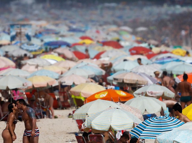<p>Praia de Ipanema, no Rio de Janeiro, recebe milhares de pessoas neste verão</p>